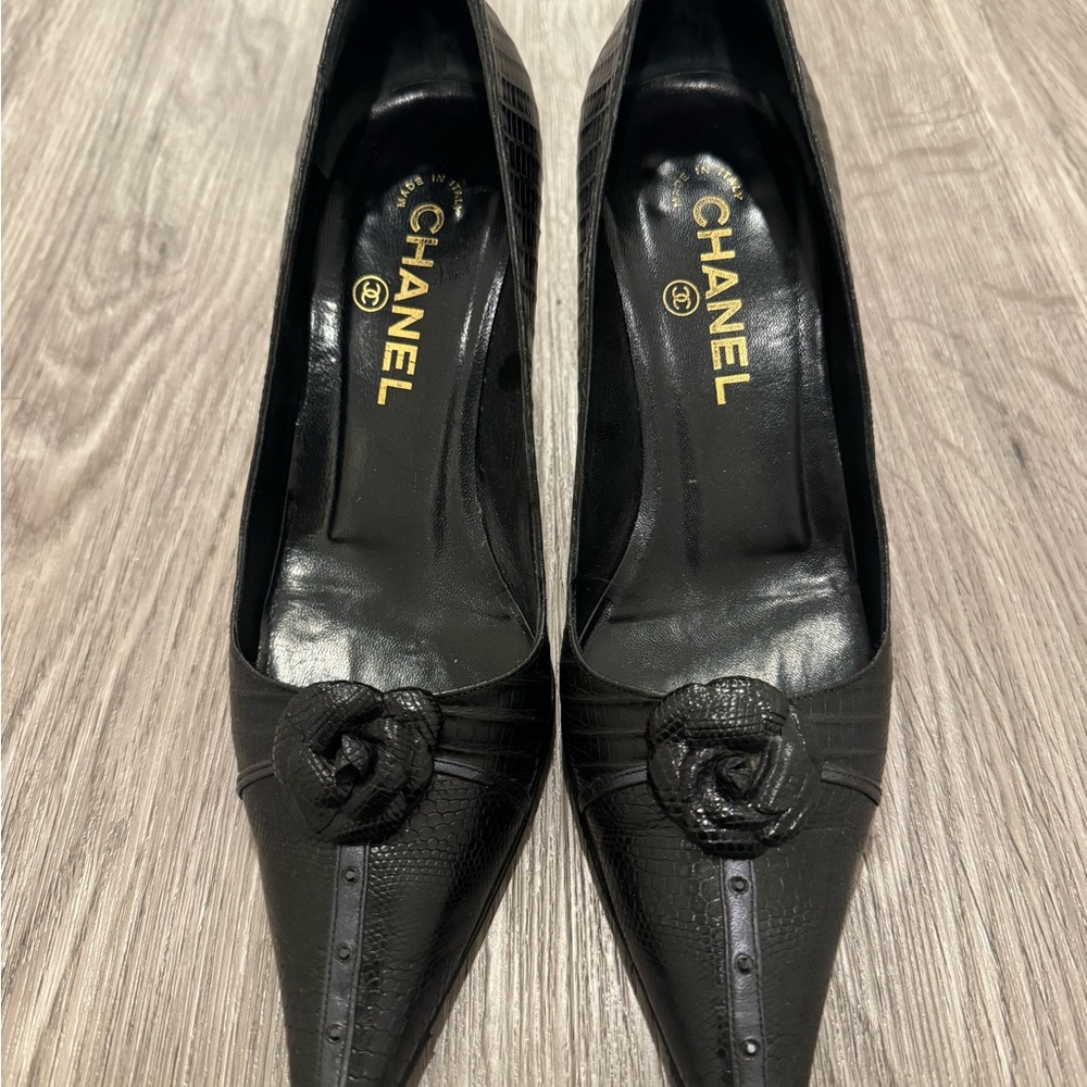 CHANEL Black Pointed Toe Camellia Accent Pumps